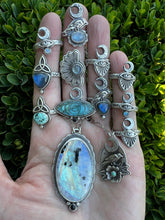 Load image into Gallery viewer, Eye of protection Labradorite ring

